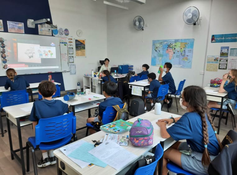 students attend classes in Chinese, bilingual program primary school students